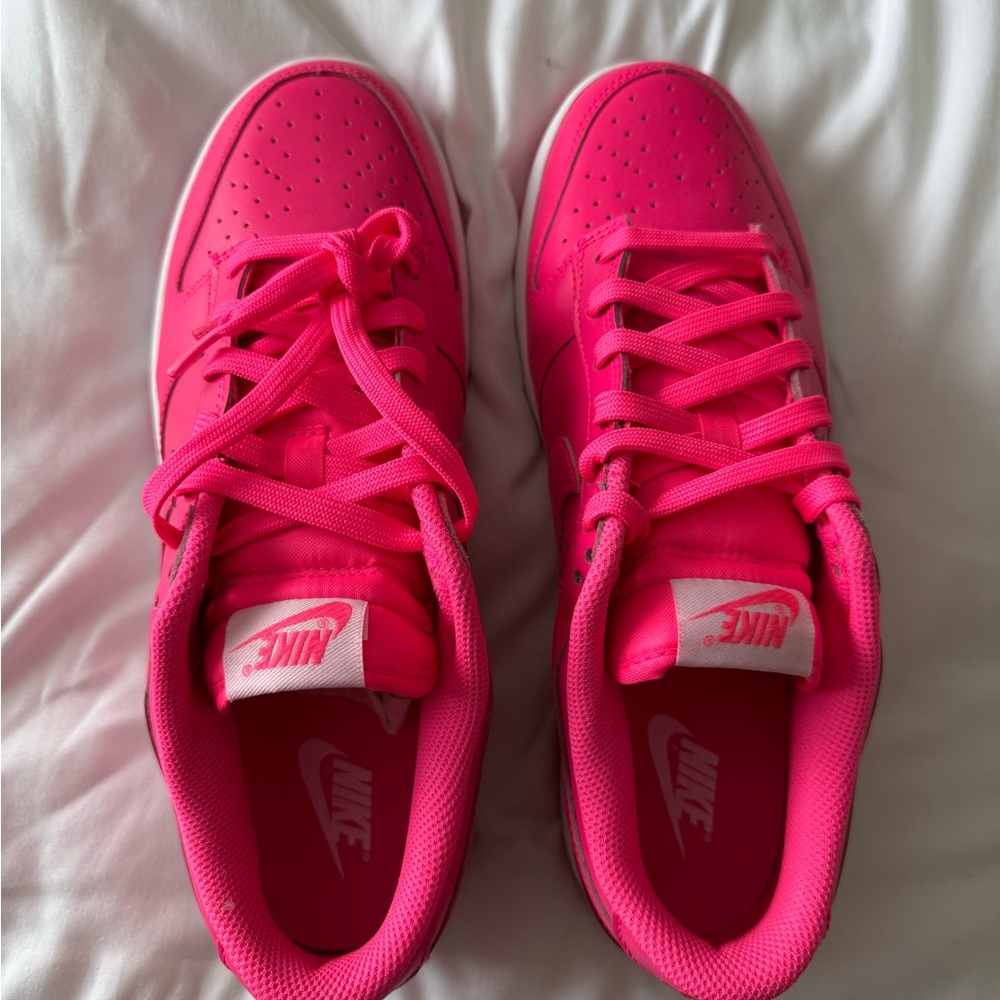 BRAND NEW NEVER WORN Nike Bright Pink Women's Sneakers